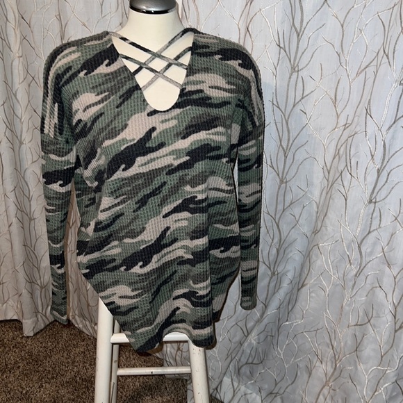 🛍️Camo v neck waffle top long sleeves - Picture 1 of 6